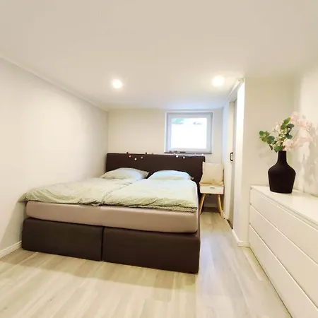 شقة Flair-apartments 'salz & Flair' Kurstadt-appartment, 450 M Bahnhof, Fuer Urlaub Oder Geschaeftsreise, Innenstadtnah, Separater Eingang, 24 Std Check-in,wlan, 55 Zoll-fernseher, Streaming, Kueche, Regendusche, Doppelbett, Schlafsofa
