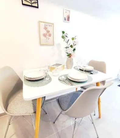 Flair-apartments 'salz & Flair' Kurstadt-appartment, 450 M Bahnhof, Fuer Urlaub Oder Geschaeftsreise, Innenstadtnah, Separater Eingang, 24 Std Check-in,wlan, 55 Zoll-fernseher, Streaming, Kueche, Regendusche, Doppelbett, Schlafsofa باد سالزفلن